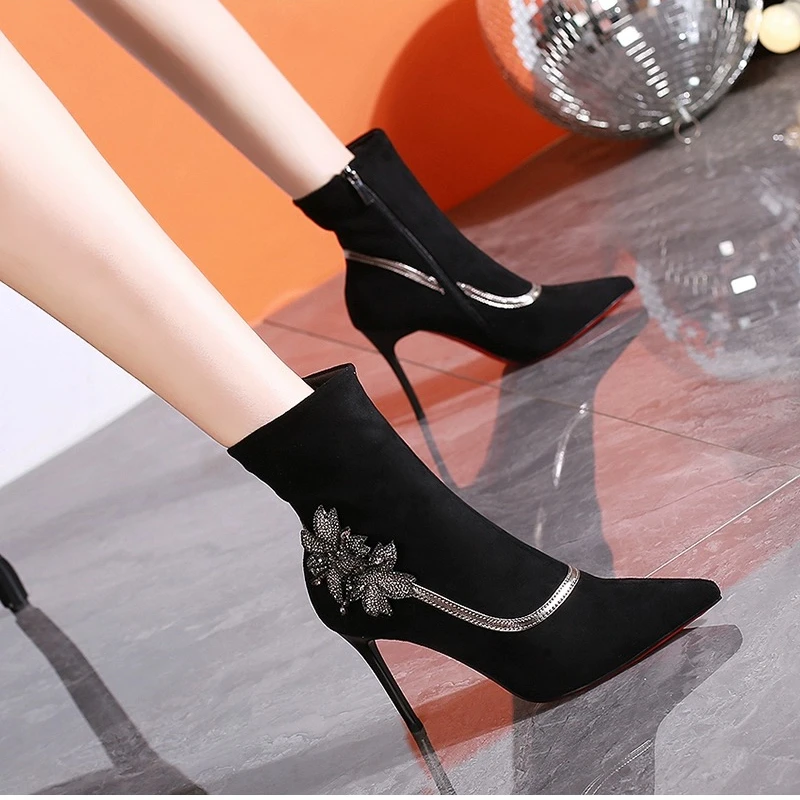 2025 Fashionable and Simple Suede Crystal Rhinestone Tassel Ankle Boots Sexy Pointed Toe New Arrivals Fashion Women Boots
2025 Fashionable and Simple Suede Crystal Rhinestone Tassel Ankle Boots Sexy Pointed Toe New Arrivals Fashion Women Boots