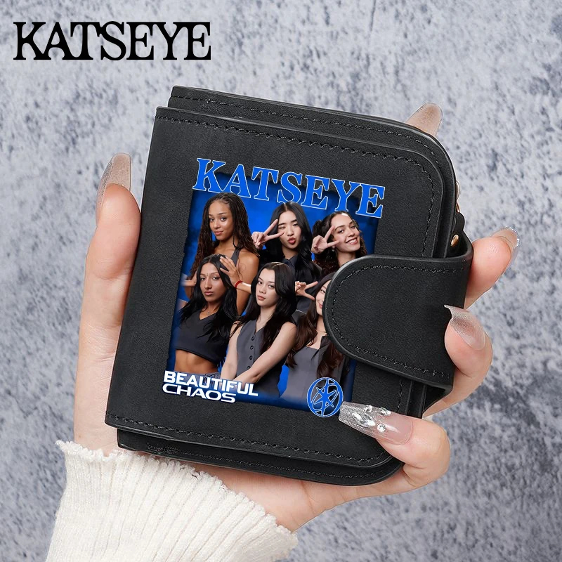 Модный кошелек K POP K-KATSEYE, милый короткий кошелек для девочек, многофункциональные сумки для карт, большая вместительная карманная сумка для женщин, бумажная сумка для денег
Модный кошелек K POP K-KATSEYE, милый короткий кошелек для девочек, многофункциональные сумки для карт, большая вместительная карманная сумка для женщин, бумажная сумка для денег