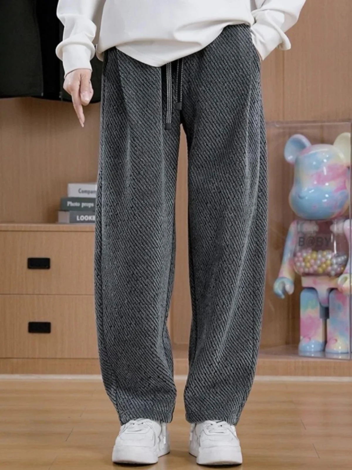 Мужские повседневные спортивные брюки на осень-зиму, на флисовой подкладке, свободного прямого кроя, универсальные, удобные, роскошные, модные
Мужские повседневные спортивные брюки на осень-зиму, на флисовой подкладке, свободного прямого кроя, универсальные, удобные, роскошные, модные