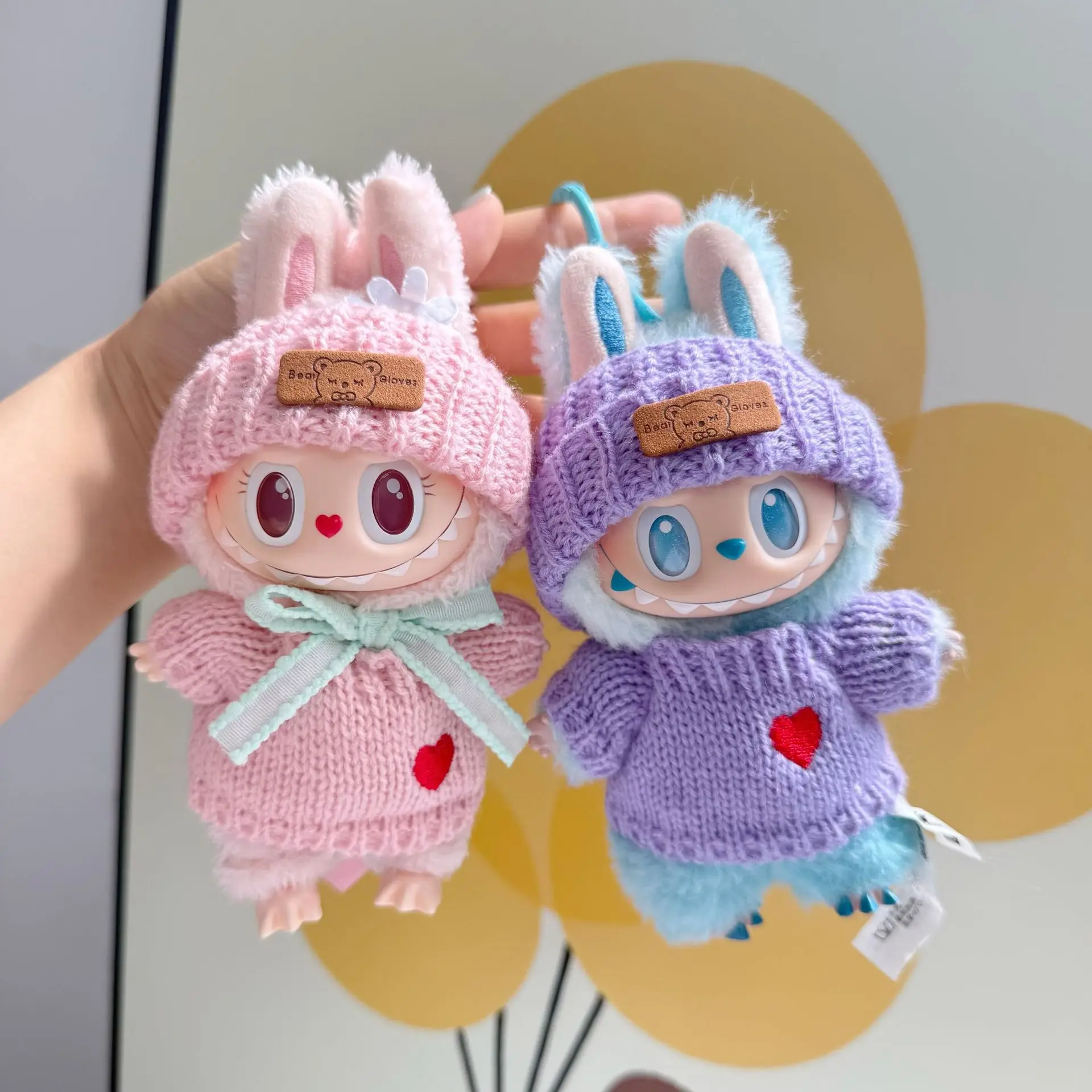 15/17cm LABUBU Doll Clothes 1st-3rd Gen Bear Logo Hat With Knitted Heart Sweater, Tulle Skirt And Rain Shoes Set 
15/17cm LABUBU Doll Clothes 1st-3rd Gen Bear Logo Hat With Knitted Heart Sweater, Tulle Skirt And Rain Shoes Set