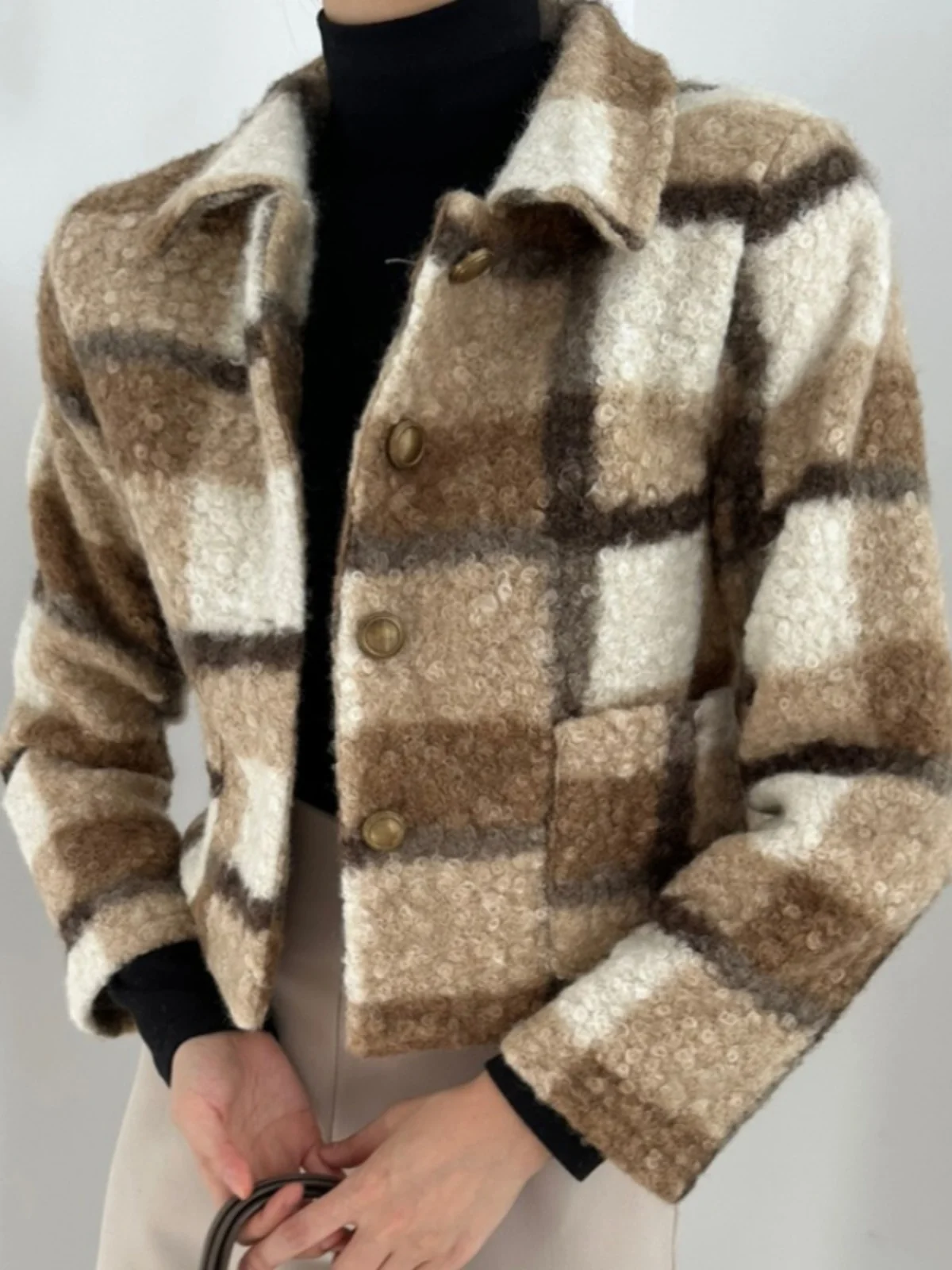 Short Coat Jacket Women's Winter Korean Style Thickened Woolen Plaid Long Sleeve Retro Hong Kong Flavor Woolen Coat Doll Collar
Short Coat Jacket Women's Winter Korean Style Thickened Woolen Plaid Long Sleeve Retro Hong Kong Flavor Woolen Coat Doll Collar