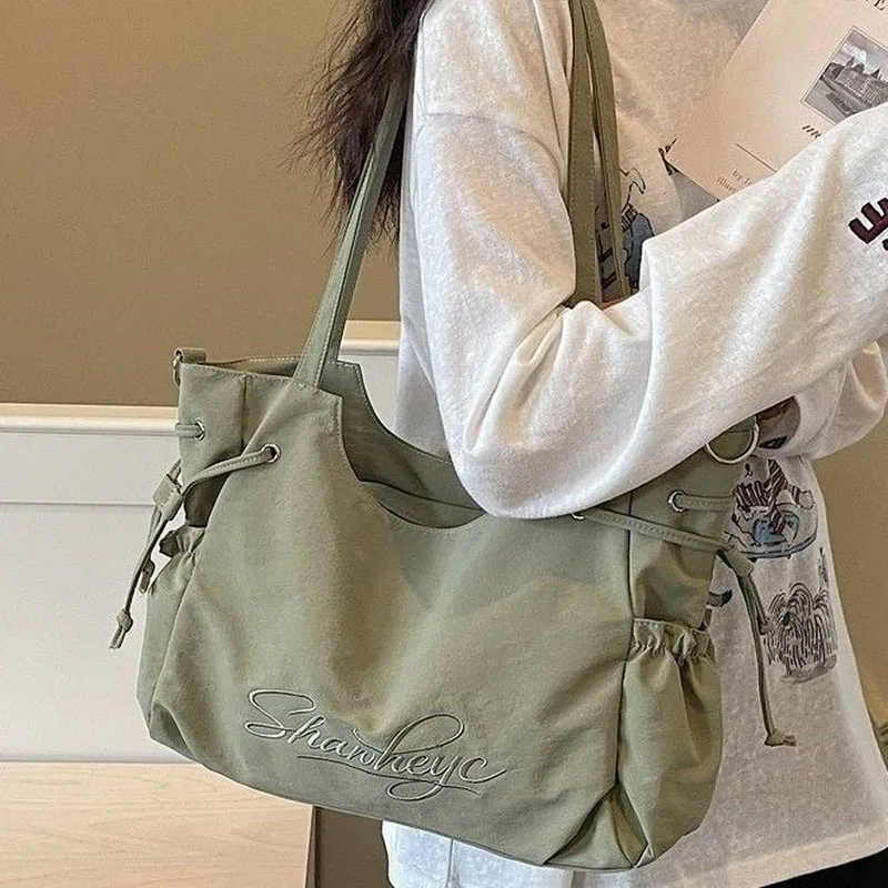 Large Capacity Casual Tote Shoulder Bag, Suitable For Women For Daily Commute, School Use, Shopping, Short Trips And Outdoor
Large Capacity Casual Tote Shoulder Bag, Suitable For Women For Daily Commute, School Use, Shopping, Short Trips And Outdoor