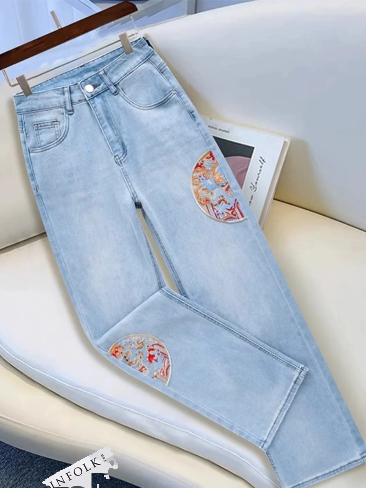 Прямые брюки с высокой талией и вышивкой, узкая версия, женские джинсы, весна-осень, новые китайские широкие брюки
Прямые брюки с высокой талией и вышивкой, узкая версия, женские джинсы, весна-осень, новые китайские широкие брюки