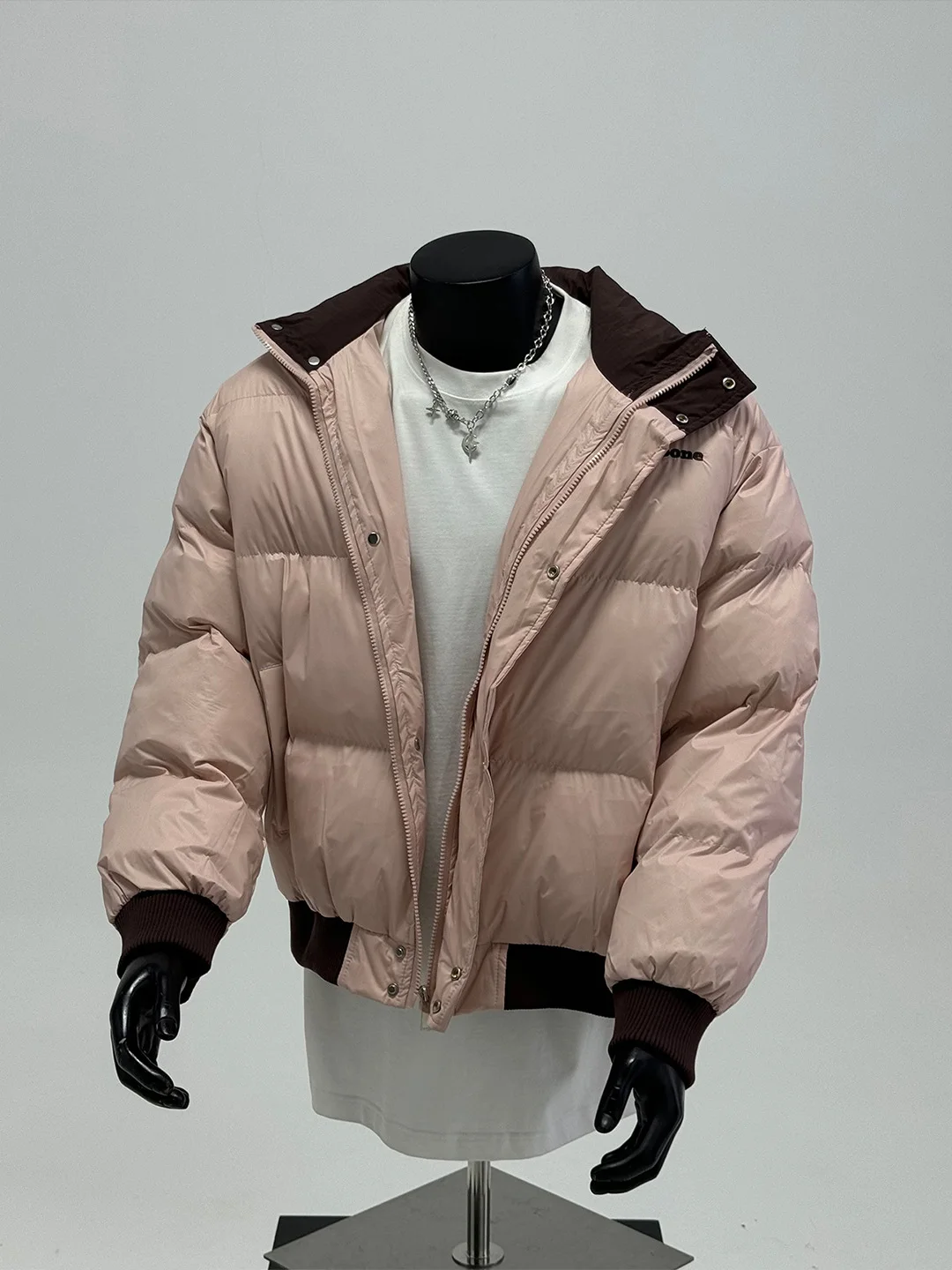 Зимняя новинка 2025: Модная американская куртка-бомбер с цветными вставками и отложным воротником, универсальная, свободного кроя, из утолщенного хлопка, для мужчин, розовая, повседневная.
Зимняя новинка 2025: Модная американская куртка-бомбер с цветными вставками и отложным воротником, универсальная, свободного кроя, из утолщенного хлопка, для мужчин, розовая, повседневная.