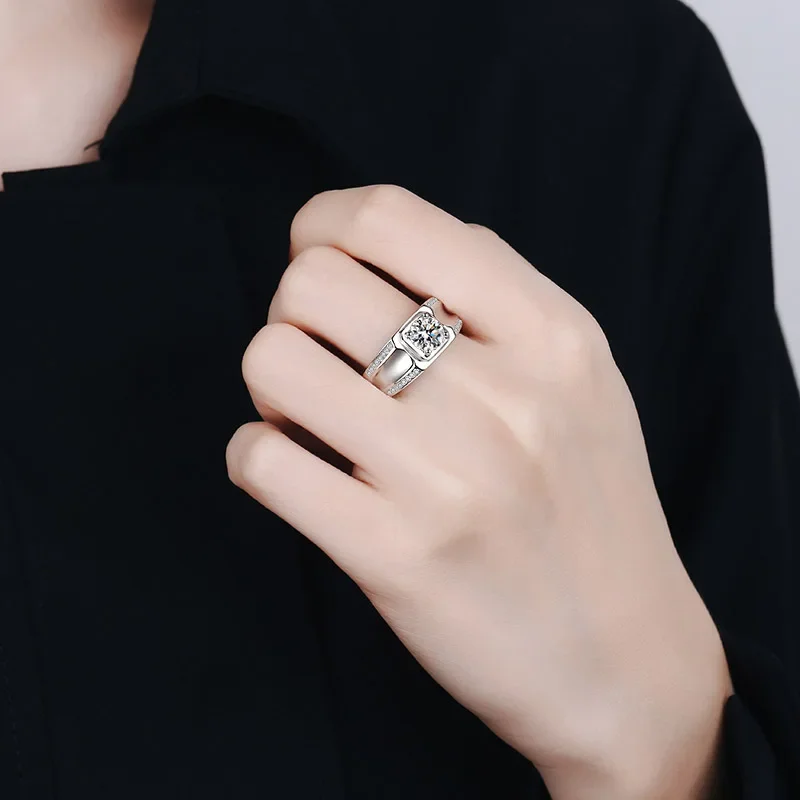 18K gold inlaid diamond men's ring moissanite ring Pt950 platinum high-end jewelry boyfriend fashion gift
18K gold inlaid diamond men's ring moissanite ring Pt950 platinum high-end jewelry boyfriend fashion gift