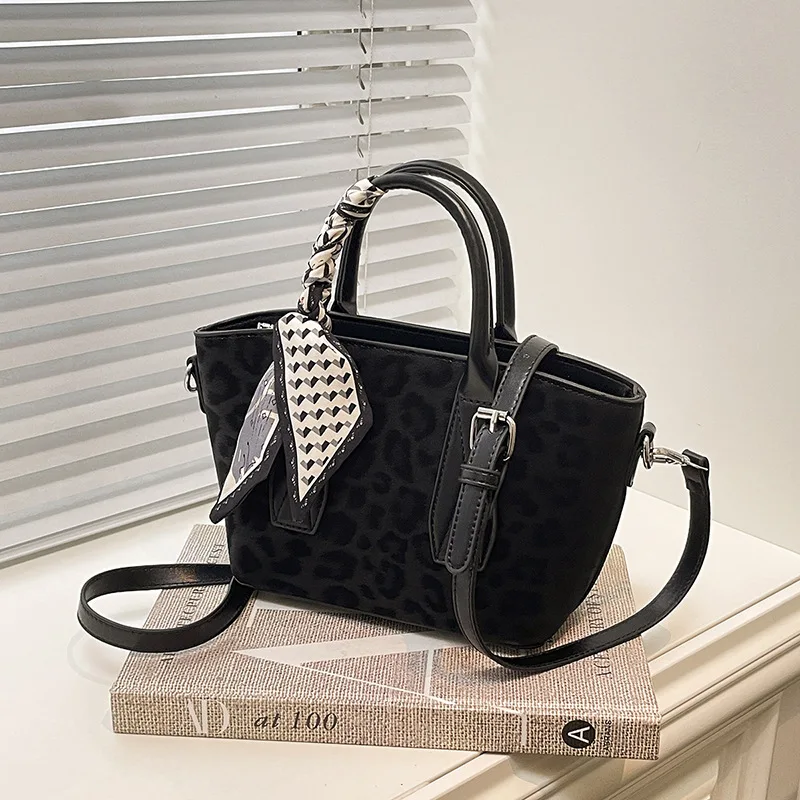 2025 Women's Vintage Shoulder Bag, Genuine Leather Multi-way Crossbody Purse, Retro Quilted Underarm Bag for Daily Commute
2025 Women's Vintage Shoulder Bag, Genuine Leather Multi-way Crossbody Purse, Retro Quilted Underarm Bag for Daily Commute