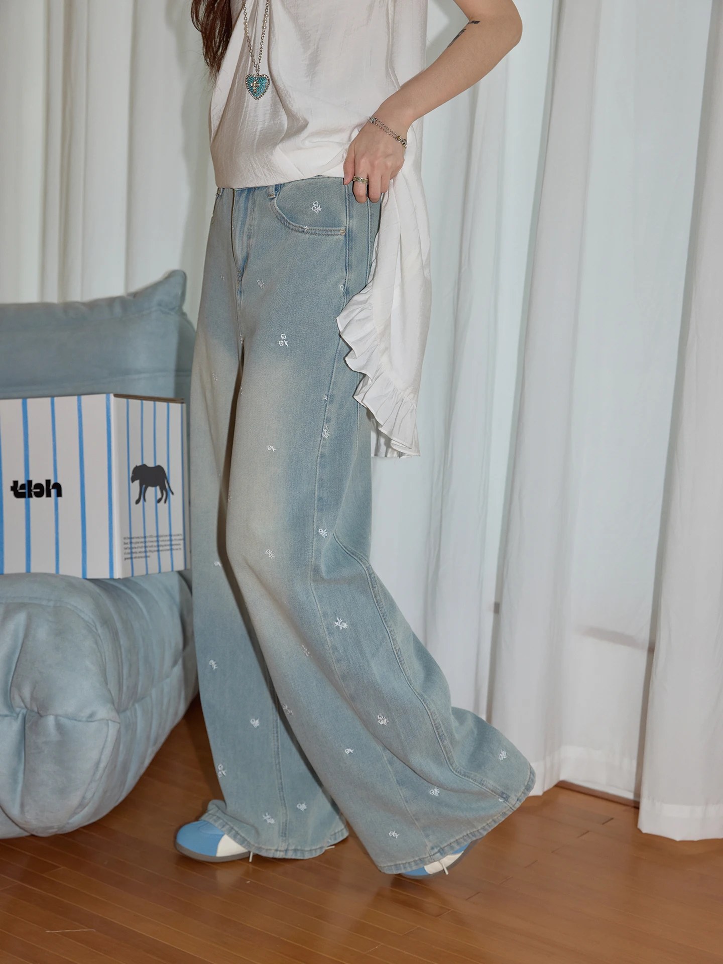 Blue Embroidered Wide Leg Casual Pants Women's Summer Loose Fit Straight Cut Jeans High Waist Casual Long Trousers
Blue Embroidered Wide Leg Casual Pants Women's Summer Loose Fit Straight Cut Jeans High Waist Casual Long Trousers