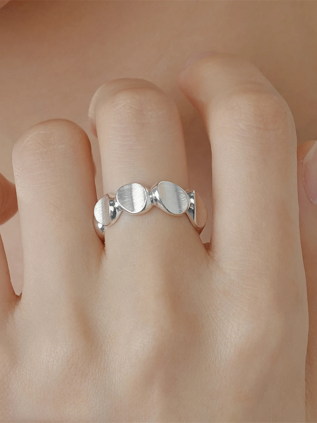 Minimalist S925 Sterling Silver Polished Cloud Open Ring Fashionable Stackable Pointer Ring Elegant Unisex Adult Jewelry
Minimalist S925 Sterling Silver Polished Cloud Open Ring Fashionable Stackable Pointer Ring Elegant Unisex Adult Jewelry
