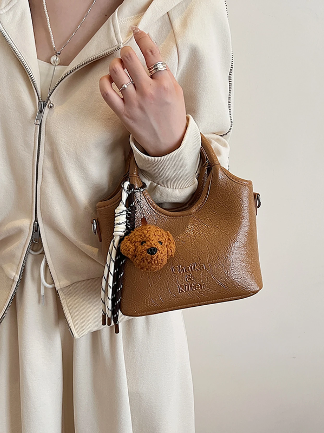 Korean Style Retro Handbag Women's Fashionable Shoulder Bag Bucket Shape Handheld Crossbody Bag Casual Simple Style Summer 2025
Korean Style Retro Handbag Women's Fashionable Shoulder Bag Bucket Shape Handheld Crossbody Bag Casual Simple Style Summer 2025