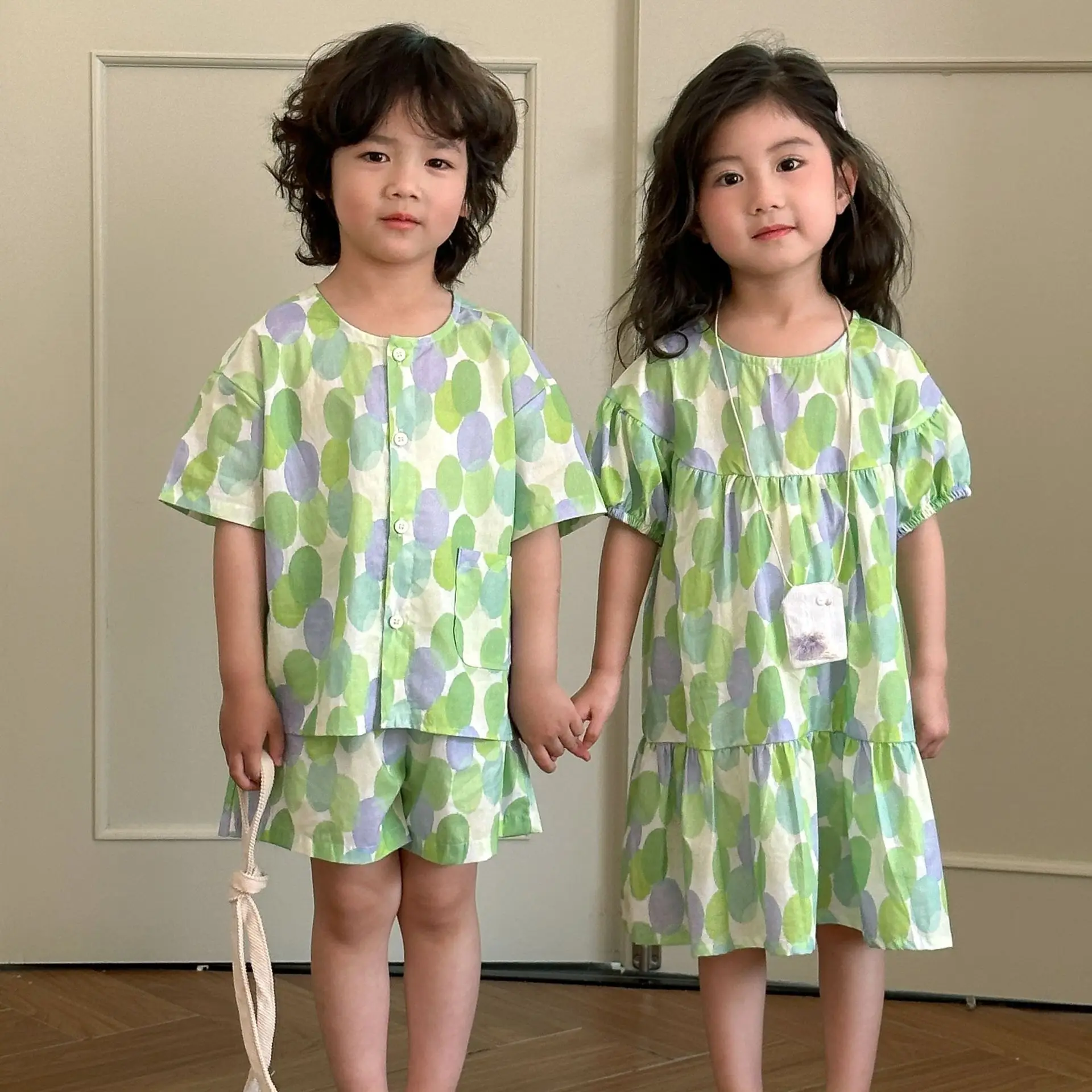 Детский праздничный комплект, одежда для брата и сестры, лето 2021, хлопковый тонкий костюм для отдыха с цветочным принтом для мальчиков, платье для маленьких девочек, наряды для братьев и сестер
Детский праздничный комплект, одежда для брата и сестры, лето 2021, хлопковый тонкий костюм для отдыха с цветочным принтом для мальчиков, платье для маленьких девочек, наряды для братьев и сестер