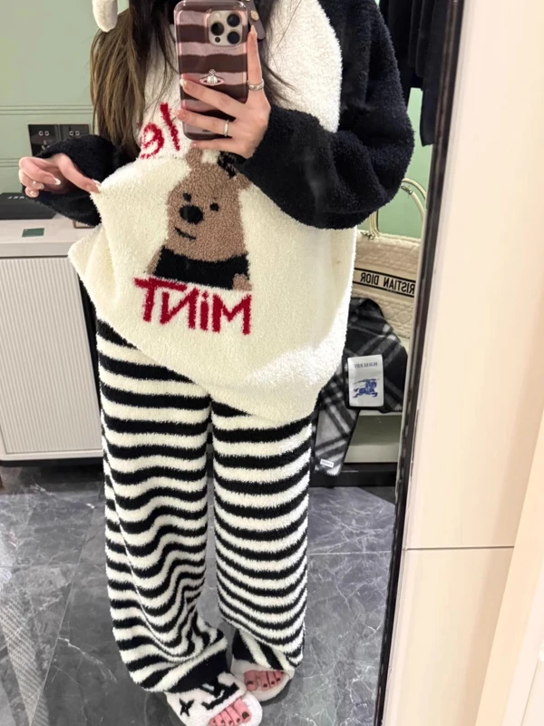 2025 New Half-Fleece Women's Sleepwear Thickened Coral Fleece Winter Home Clothes Cute Cartoon Print Long Sleeve Long Pants
2025 New Half-Fleece Women's Sleepwear Thickened Coral Fleece Winter Home Clothes Cute Cartoon Print Long Sleeve Long Pants