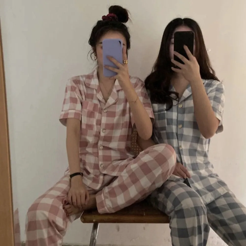 Homewear Short Sleeve Grid Pajama Suit V Neck Women Sleepwear Tops Pants Nightwear Slim Fit Two Pieces Pajama Sets Lady Girl
Homewear Short Sleeve Grid Pajama Suit V Neck Women Sleepwear Tops Pants Nightwear Slim Fit Two Pieces Pajama Sets Lady Girl