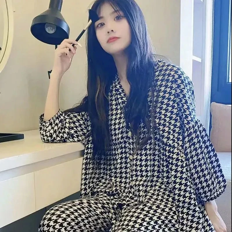 Women's pajamas new spring thin section pajamas girls black plaid V-neck cardigan 7 minutes sleeve casual loose home wear
Women's pajamas new spring thin section pajamas girls black plaid V-neck cardigan 7 minutes sleeve casual loose home wear