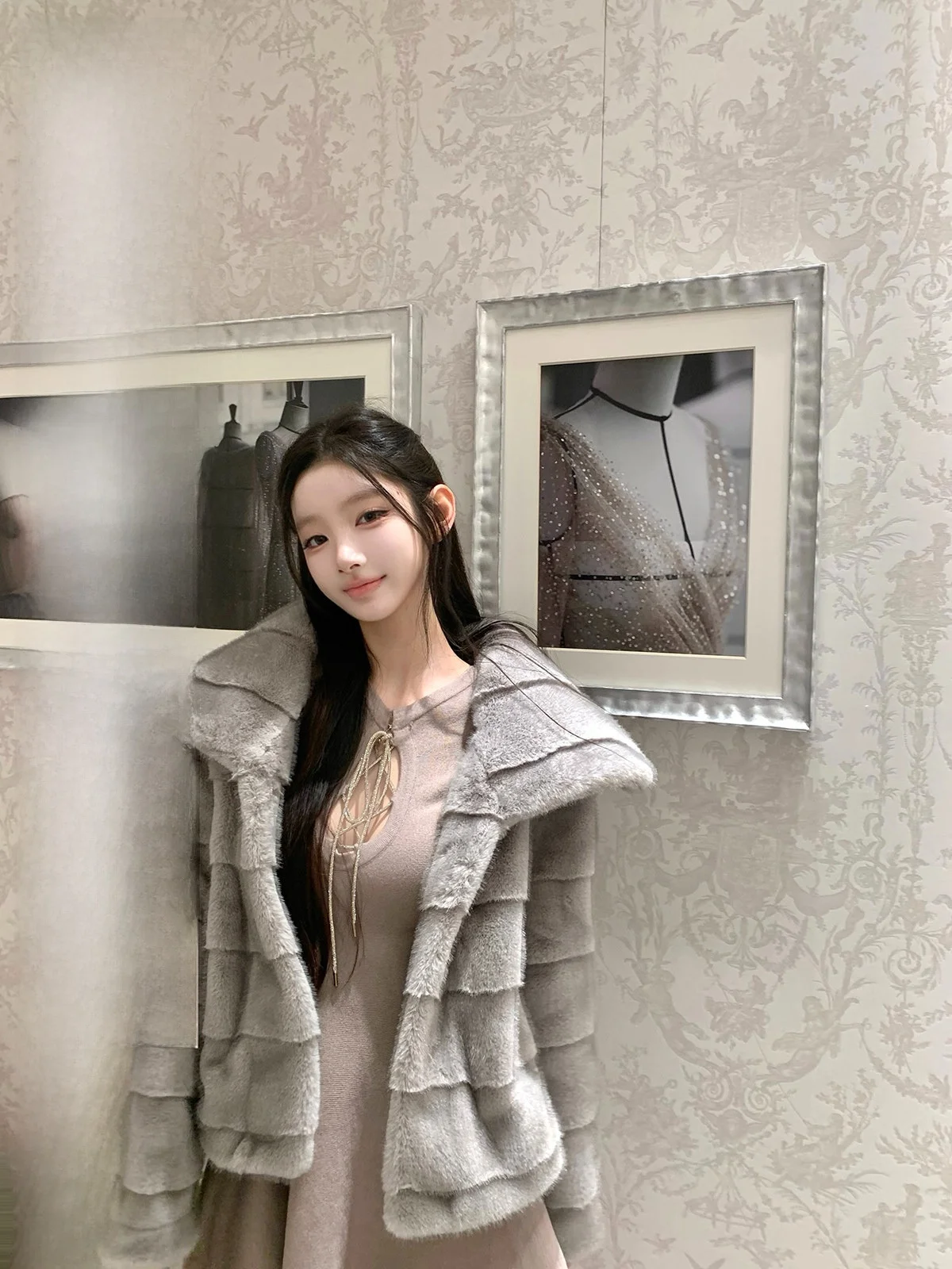 Женская легкая роскошная шуба из искусственного меха Hotdog Very Spicy London Memory с двухцветными полосами
Женская легкая роскошная шуба из искусственного меха Hotdog Very Spicy London Memory с двухцветными полосами