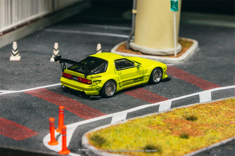 Tarmac Works 1:64 FC3S RX-7 Diecast Model Car
Tarmac Works 1:64 FC3S RX-7 Diecast Model Car