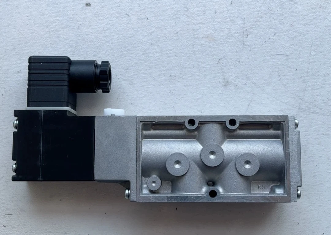 solenoid valve 4F310-4F320-4F330-4F340-10-08-B-AC220-DC24-AC110
solenoid valve 4F310-4F320-4F330-4F340-10-08-B-AC220-DC24-AC110