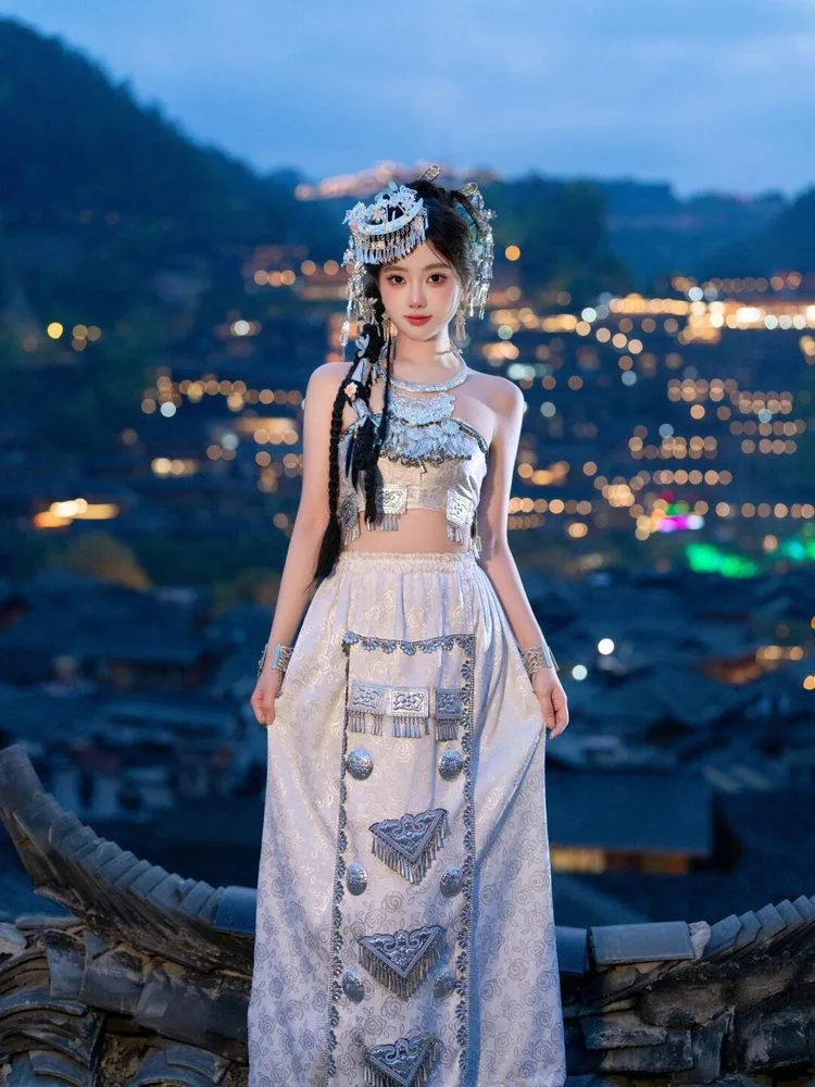 Pure white ethnic costume travel photography style strapless portrait women's clothing
Pure white ethnic costume travel photography style strapless portrait women's clothing