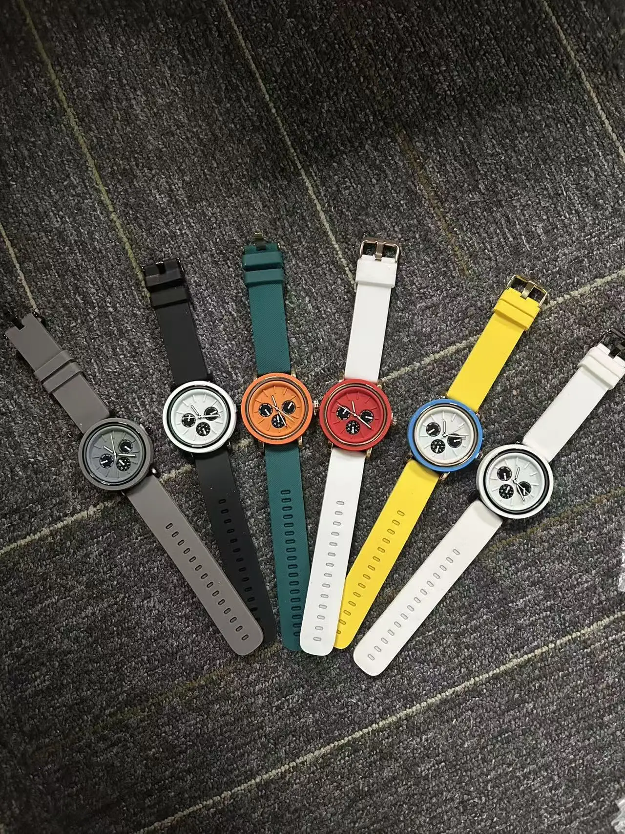 Unisex Multi-Color Minimalist Chronograph Style Quartz Watch Silicone Strap Casual Sports Wristwatch
Unisex Multi-Color Minimalist Chronograph Style Quartz Watch Silicone Strap Casual Sports Wristwatch