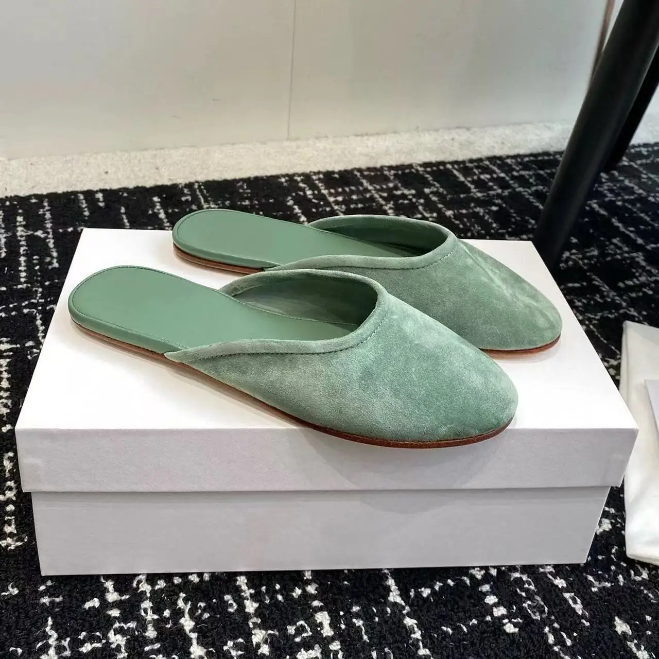 2026 Spring/Autumn New Low Heel Slippers, Suede Shallow Mouth Women's Shoes, Versatile, Minimally Designed, Half Towed, Women's
2026 Spring/Autumn New Low Heel Slippers, Suede Shallow Mouth Women's Shoes, Versatile, Minimally Designed, Half Towed, Women's
