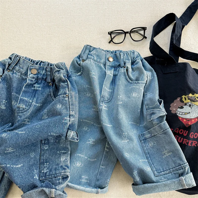 2025 Spring New Children Loose Denim Trousers Baby Girls Simple Harem Pants Boys Versatile Casual Pants Kids Letter Print Jeans
2025 Spring New Children Loose Denim Trousers Baby Girls Simple Harem Pants Boys Versatile Casual Pants Kids Letter Print Jeans