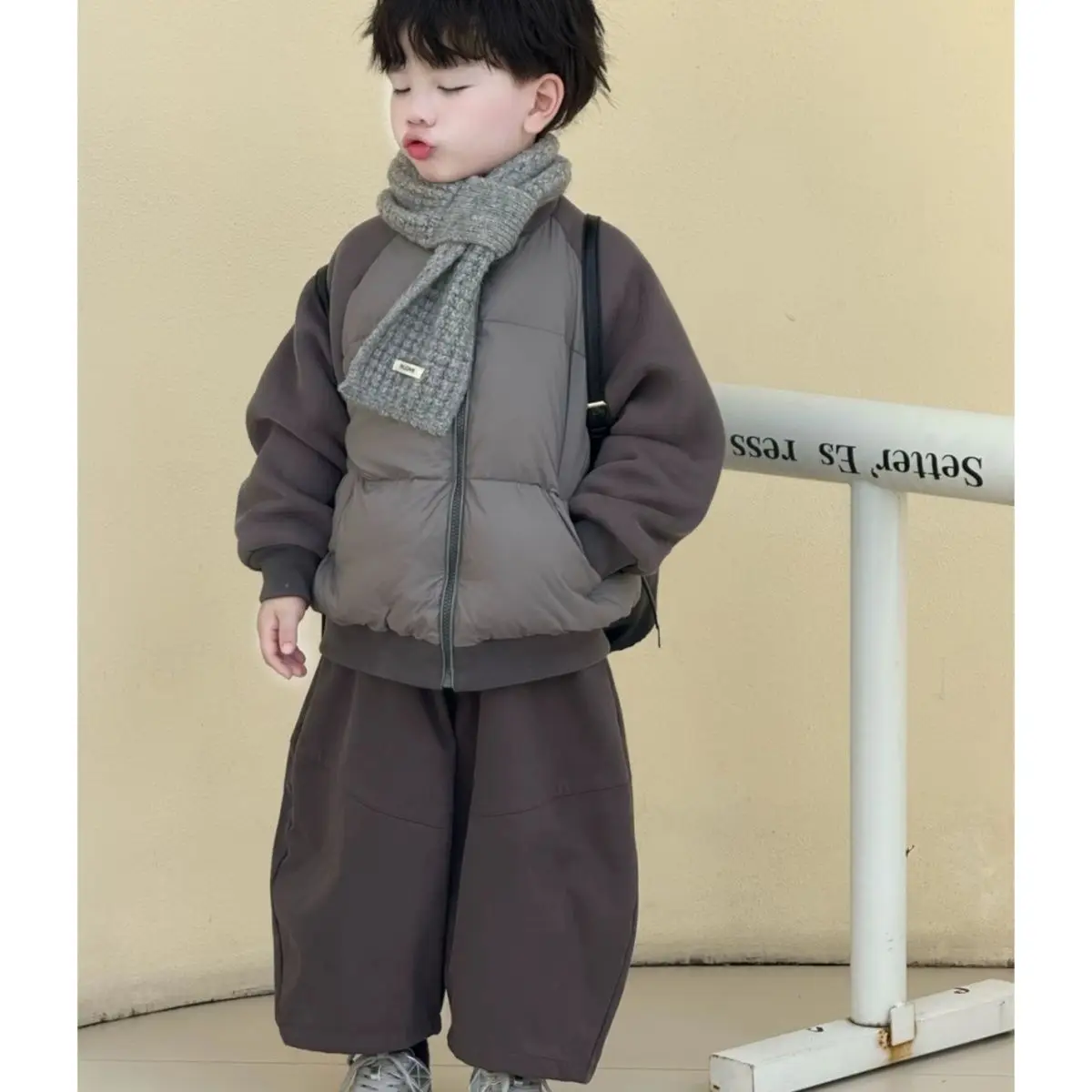 Boys Thickened Cotton Suit 2025 Winter Children's Versatile Thermal Stand-up Collar Top Velvet Casual Trousers Two-piece Set
Boys Thickened Cotton Suit 2025 Winter Children's Versatile Thermal Stand-up Collar Top Velvet Casual Trousers Two-piece Set