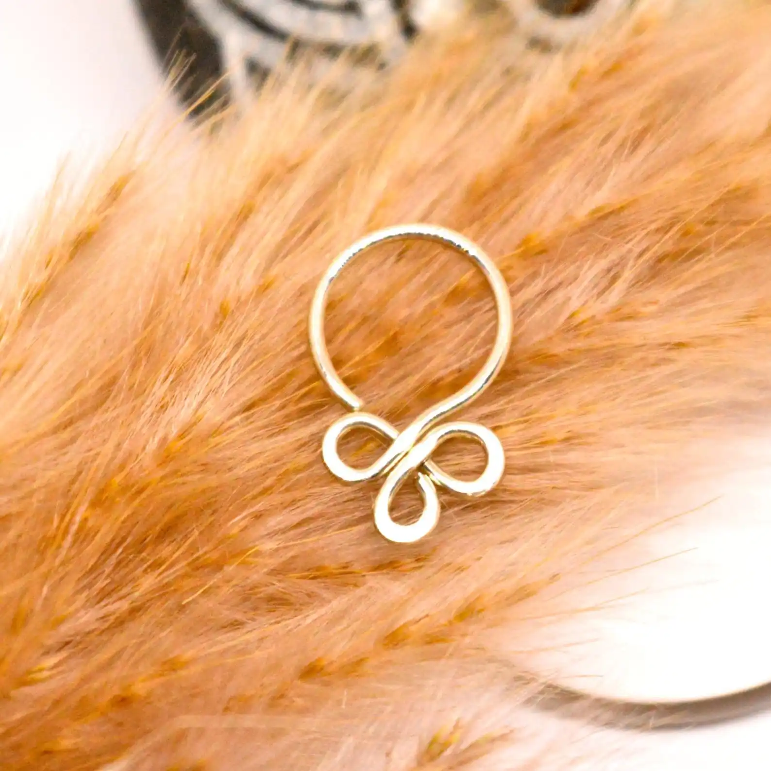 925 Silver Nose Piercing Hammered Clover Piercing Ring 20GA 10mm Nose Septum Hoop Jewelry Handmade Hanger Woman Gift
925 Silver Nose Piercing Hammered Clover Piercing Ring 20GA 10mm Nose Septum Hoop Jewelry Handmade Hanger Woman Gift