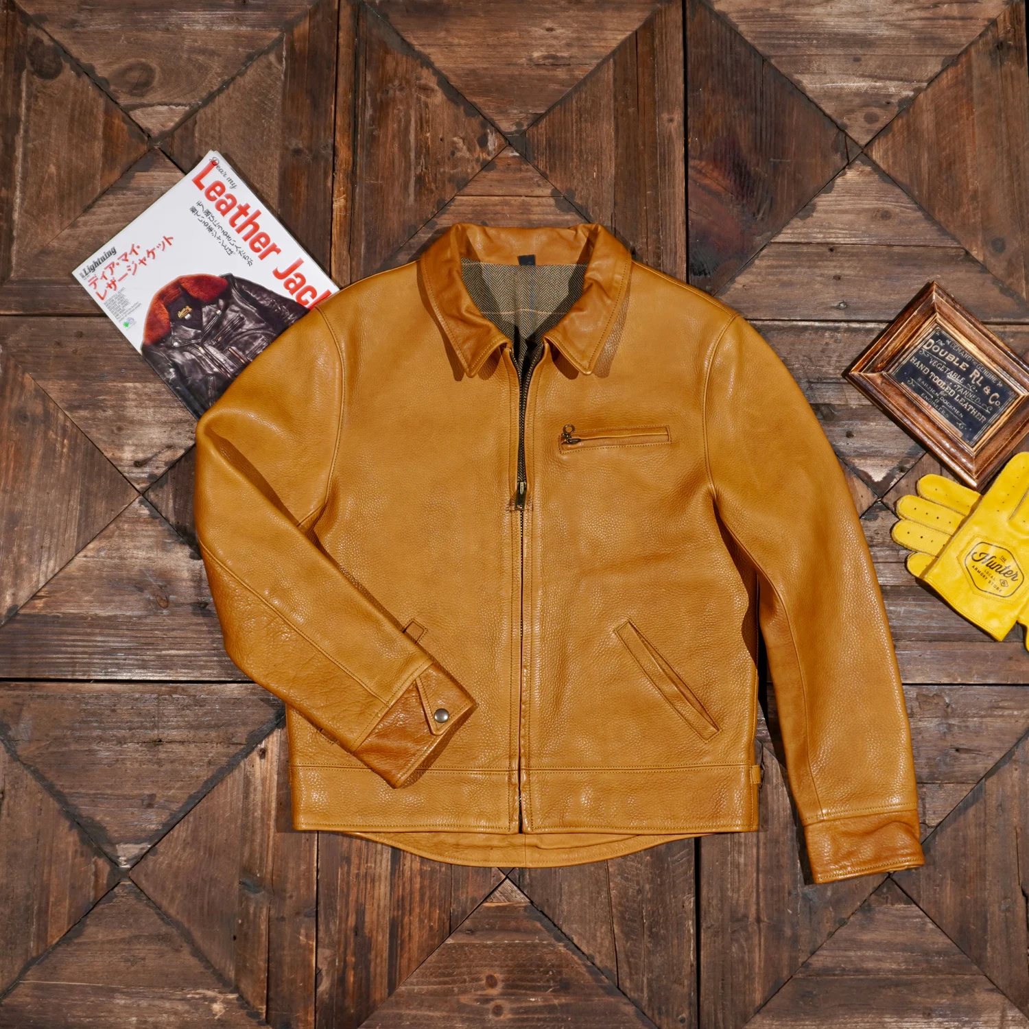 Tailor Brando JS02 Реплика цельнозерновой водяной окрашенной воловьей кожи Американская винтажная мужская байкерская куртка из натуральной кожи 
Tailor Brando JS02 Реплика цельнозерновой водяной окрашенной воловьей кожи Американская винтажная мужская байкерская куртка из натуральной кожи