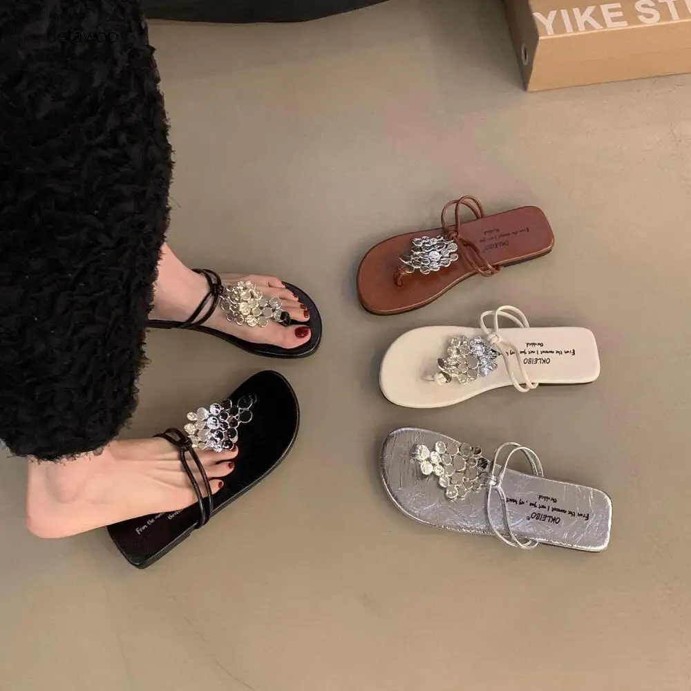Women's Basic Floral-Cluster Rhinestone-Accent Thong Flip-Flops Versatile Summer Daily Beach Casual Sandals
Women's Basic Floral-Cluster Rhinestone-Accent Thong Flip-Flops Versatile Summer Daily Beach Casual Sandals