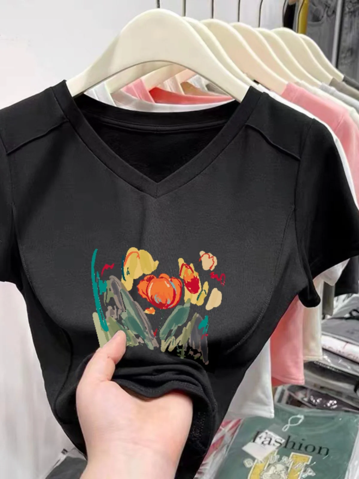 Summer 2024 Women's Slim Fit V-Ne ort Sve T-irt Pure Cotton Peach Color Design Sensation Casual Top Korean Sle
Summer 2024 Women's Slim Fit V-Ne ort Sve T-irt Pure Cotton Peach Color Design Sensation Casual Top Korean Sle