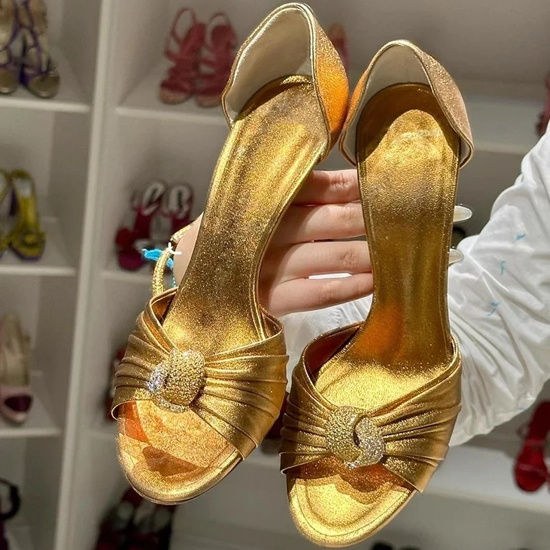 Новые летние сандалии из искусственной кожи с драгоценными камнями и стразами, морщинистые сандалии «рыбий рот», тонкие полые банкетные туфли на высоком каблуке, универсальная пикантная женская обувь
Новые летние сандалии из искусственной кожи с драгоценными камнями и стразами, морщинистые сандалии «рыбий рот», тонкие полые банкетные туфли на высоком каблуке, универсальная пикантная женская обувь