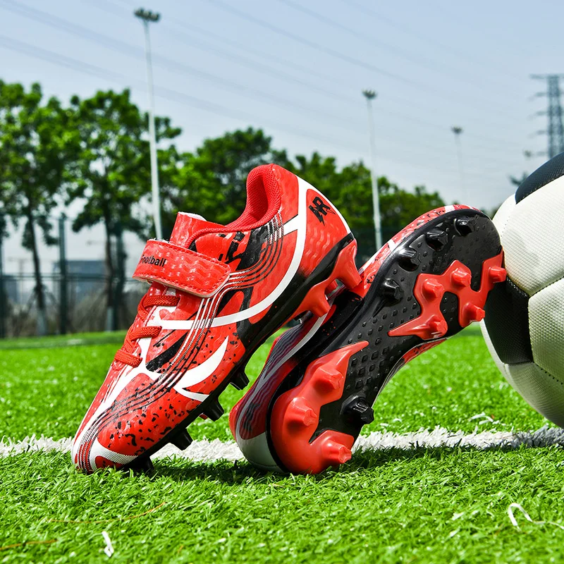 Пара футбольных бутс для мальчиков с удобным и дышащим верхом, а также прочной и противоскользящей подошвой HX-HR592.
Пара футбольных бутс для мальчиков с удобным и дышащим верхом, а также прочной и противоскользящей подошвой HX-HR592.