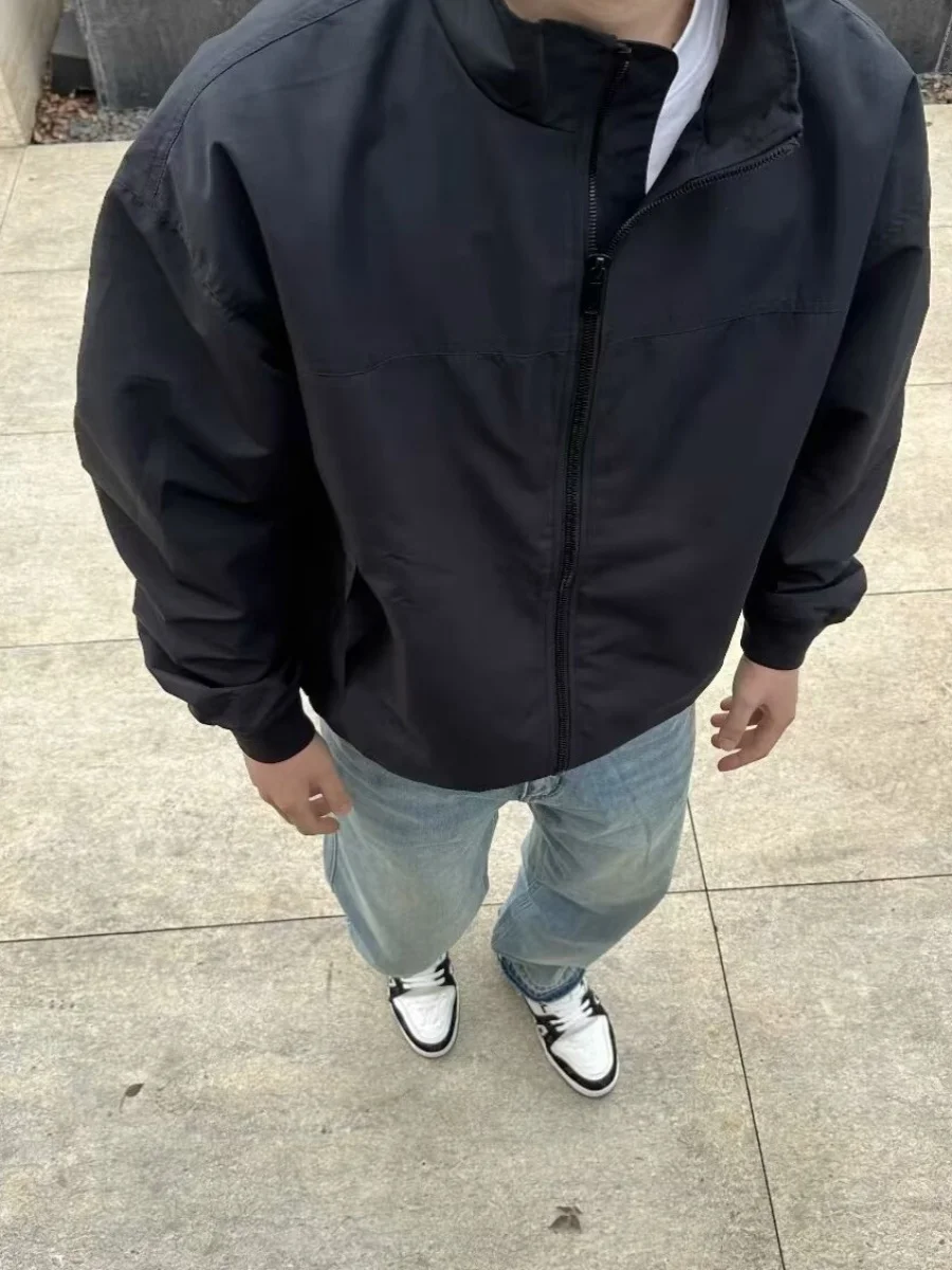 Американская повседневная куртка-бомбер для активного отдыха, однотонная, с воротником-стойкой, в стиле ретро, рабочая одежда, модное пальто для пар
Американская повседневная куртка-бомбер для активного отдыха, однотонная, с воротником-стойкой, в стиле ретро, рабочая одежда, модное пальто для пар