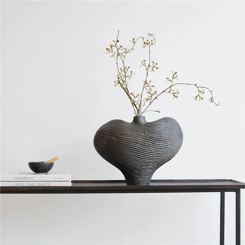 Indian aluminum vase, black heart-shaped flat flower device, model room, living room entrance decorative ornament
Indian aluminum vase, black heart-shaped flat flower device, model room, living room entrance decorative ornament