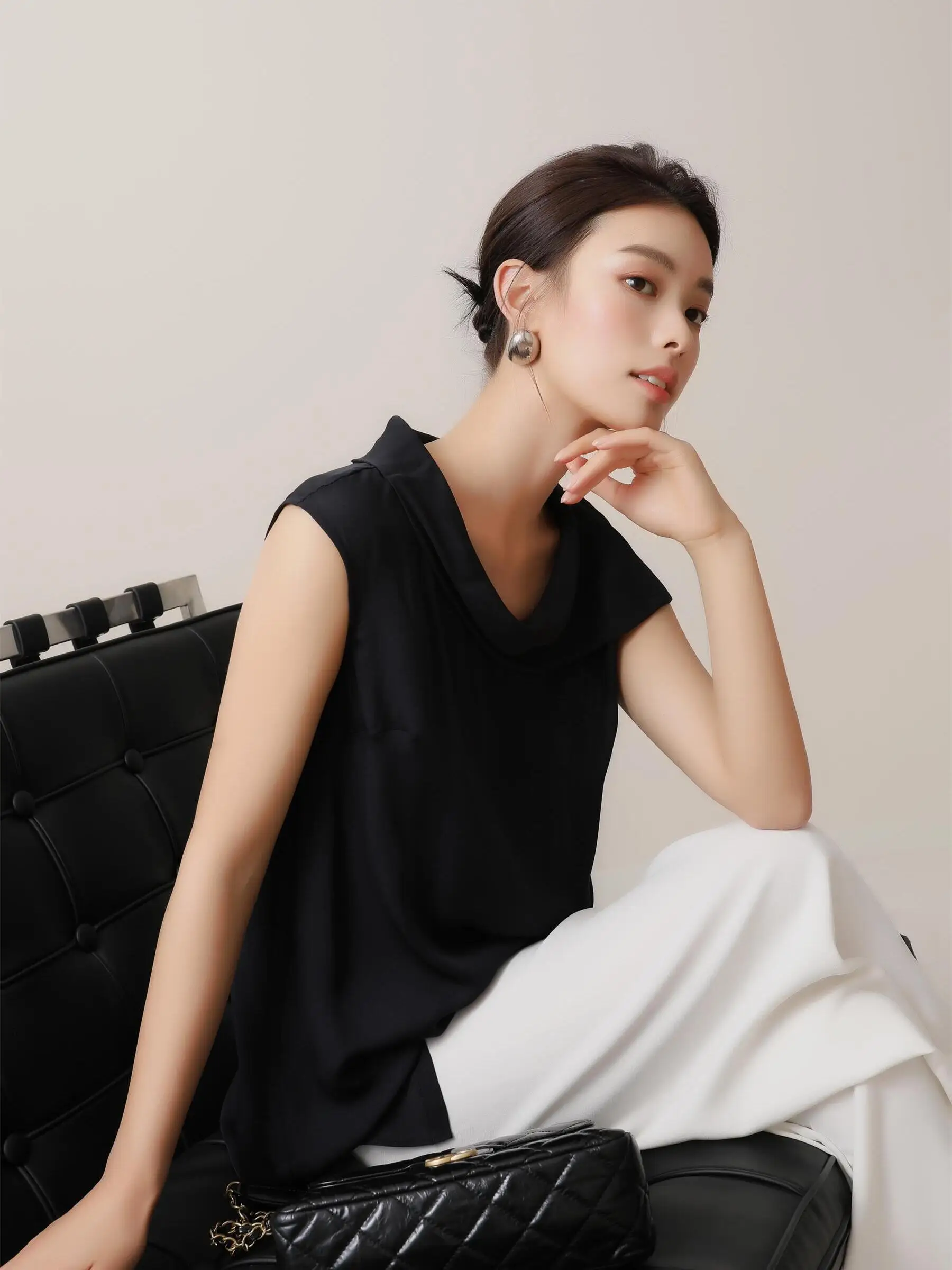 Топ Bla Silk Svel Collarl от 3HLADY с уникальным дизайном, идеально подходящий для летних поездок на работу, прямого кроя.
Топ Bla Silk Svel Collarl от 3HLADY с уникальным дизайном, идеально подходящий для летних поездок на работу, прямого кроя.