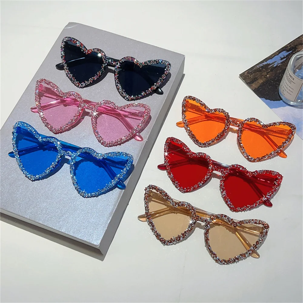 Glittering Heart Frameless Sunglasses Luxury Design Shiny Rhinestone Love Heart Party Eyeglasses UV400 Shades Goggles Eyewear
Glittering Heart Frameless Sunglasses Luxury Design Shiny Rhinestone Love Heart Party Eyeglasses UV400 Shades Goggles Eyewear