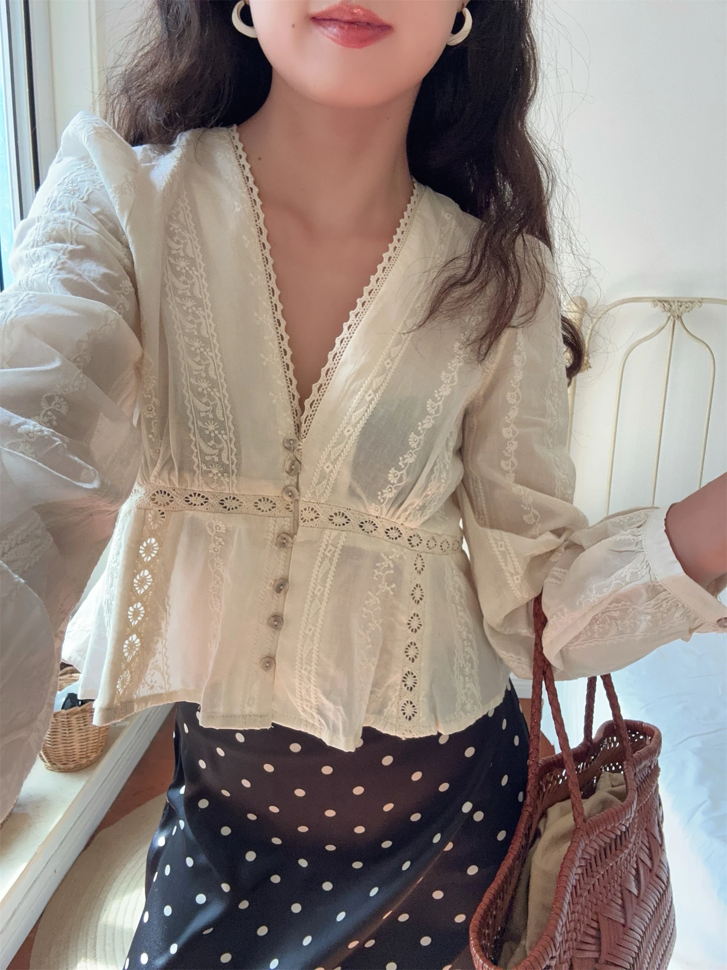 DADANA Embroidered V-neck Bubble Sleeve Shirt Single Button Lace Hollow Long Sleeve Women's Shirt French Style Slim Fit Breat...
DADANA Embroidered V-neck Bubble Sleeve Shirt Single Button Lace Hollow Long Sleeve Women's Shirt French Style Slim Fit Breat...