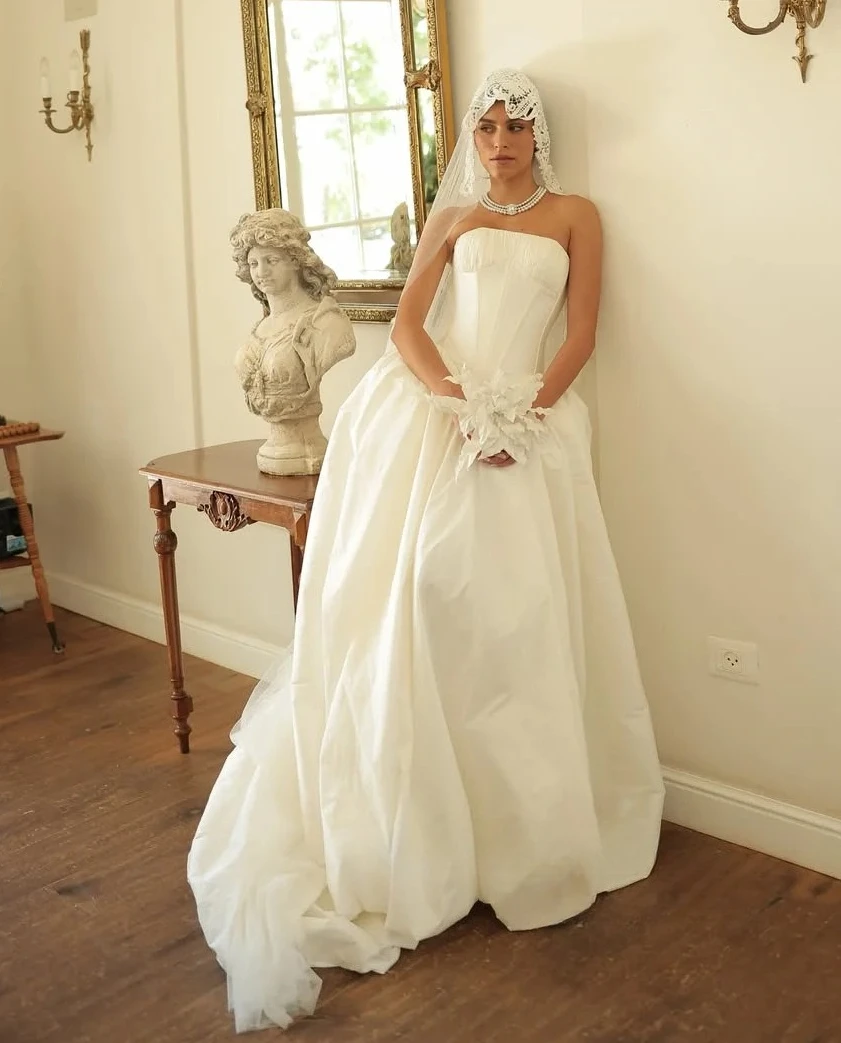 Customized Elegant Vintage Glossy Strapless Taffeta Wedding Dress Flowy A-Line Lace Up Back Romantic Floor Luxurious Bridal Gown
Customized Elegant Vintage Glossy Strapless Taffeta Wedding Dress Flowy A-Line Lace Up Back Romantic Floor Luxurious Bridal Gown