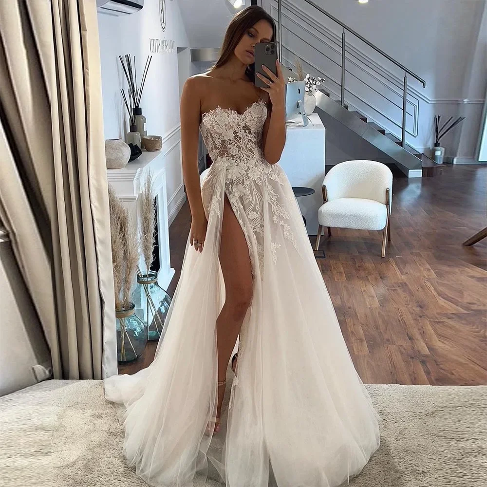 Boho Strapless Wedding Dresses Lace Appliques Flowers Sweetheart Sleeveless High Side Split A-Line Bridal Gown
Boho Strapless Wedding Dresses Lace Appliques Flowers Sweetheart Sleeveless High Side Split A-Line Bridal Gown