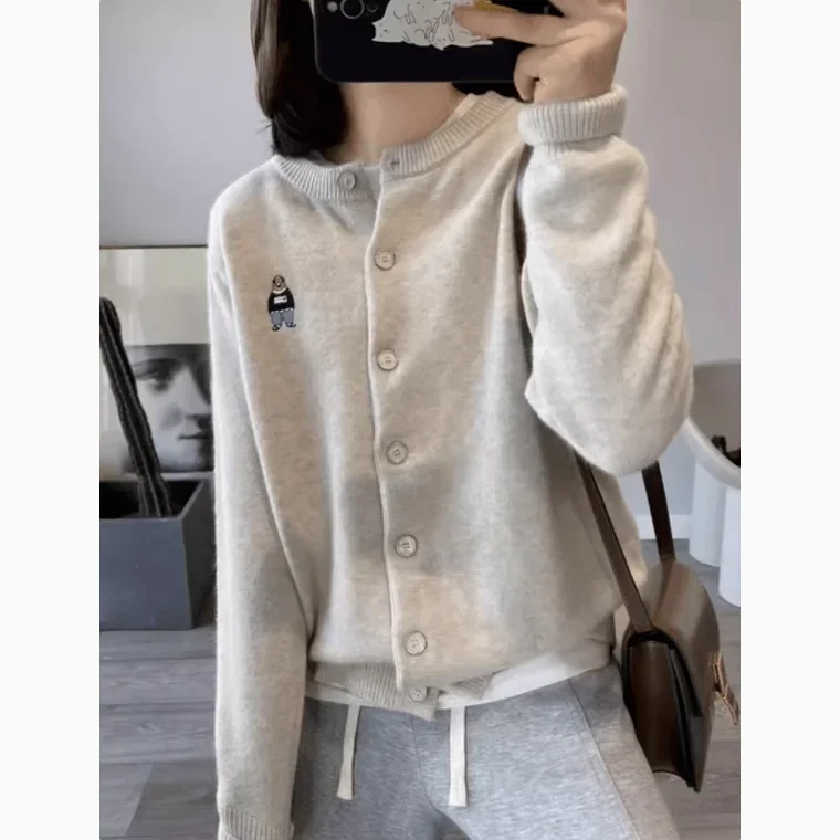 Exquisite Embroidered Bear Knit cardigan Women Spring and Autumn New Single-Breasted round Neck Long sleeve Sweater Outerwear...
Exquisite Embroidered Bear Knit cardigan Women Spring and Autumn New Single-Breasted round Neck Long sleeve Sweater Outerwear...