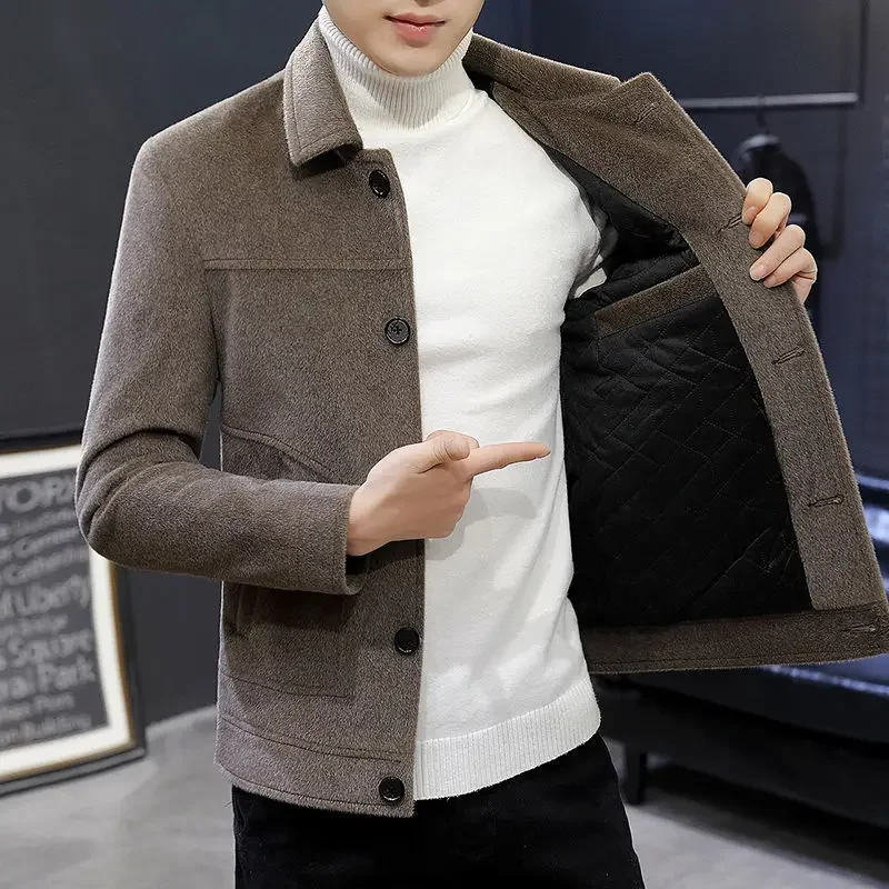  Корейское модное мужское короткое пальто из искусственного меха норки, смесь шерсти, тепло плюс хлопковая подкладка, осень-зима, Новое поступление 2023 г.
Корейское модное мужское короткое пальто из искусственного меха норки, смесь шерсти, тепло плюс хлопковая подкладка, осень-зима, Новое поступление 2023 г. 