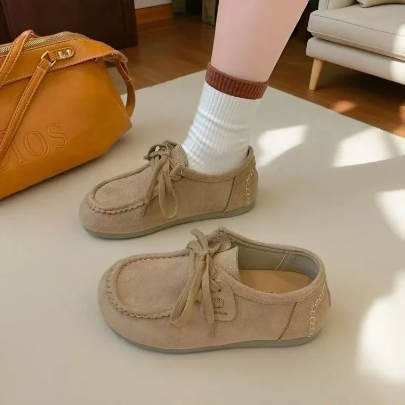 Женские осенне-зимние туфли на платформе в стиле ретро на плоской подошве — светлые замшевые туфли на мягкой подошве с неглубоким вырезом, удобная универсальная повседневная обувь
Женские осенне-зимние туфли на платформе в стиле ретро на плоской подошве — светлые замшевые туфли на мягкой подошве с неглубоким вырезом, удобная универсальная повседневная обувь