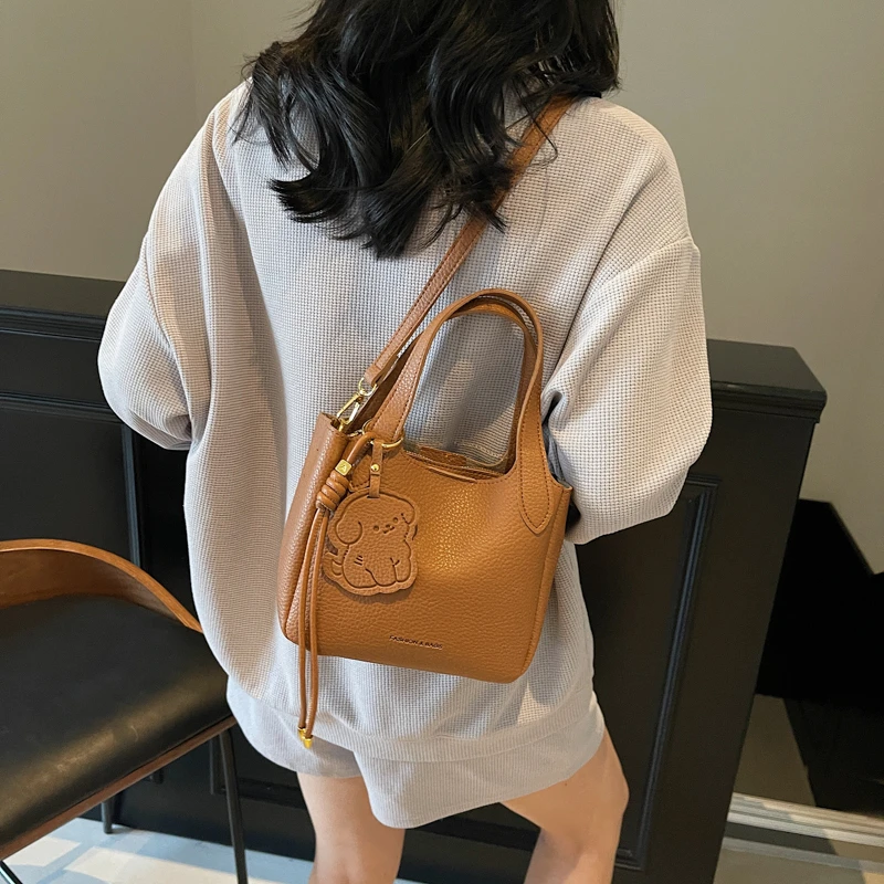 2025 Minimalist Leather Shoulder Bag with Dog Charm Adjustable Crossbody Purse & Top Handle Handbag for Date Nights & Brunch
2025 Minimalist Leather Shoulder Bag with Dog Charm Adjustable Crossbody Purse & Top Handle Handbag for Date Nights & Brunch