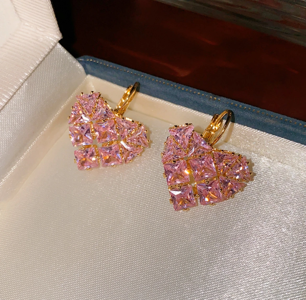 Luxury 2.5 * 2cm Japanese and Korean Simple Zircon Heart Earrings Fashionable and Stylish Earrings for Women
Luxury 2.5 * 2cm Japanese and Korean Simple Zircon Heart Earrings Fashionable and Stylish Earrings for Women
