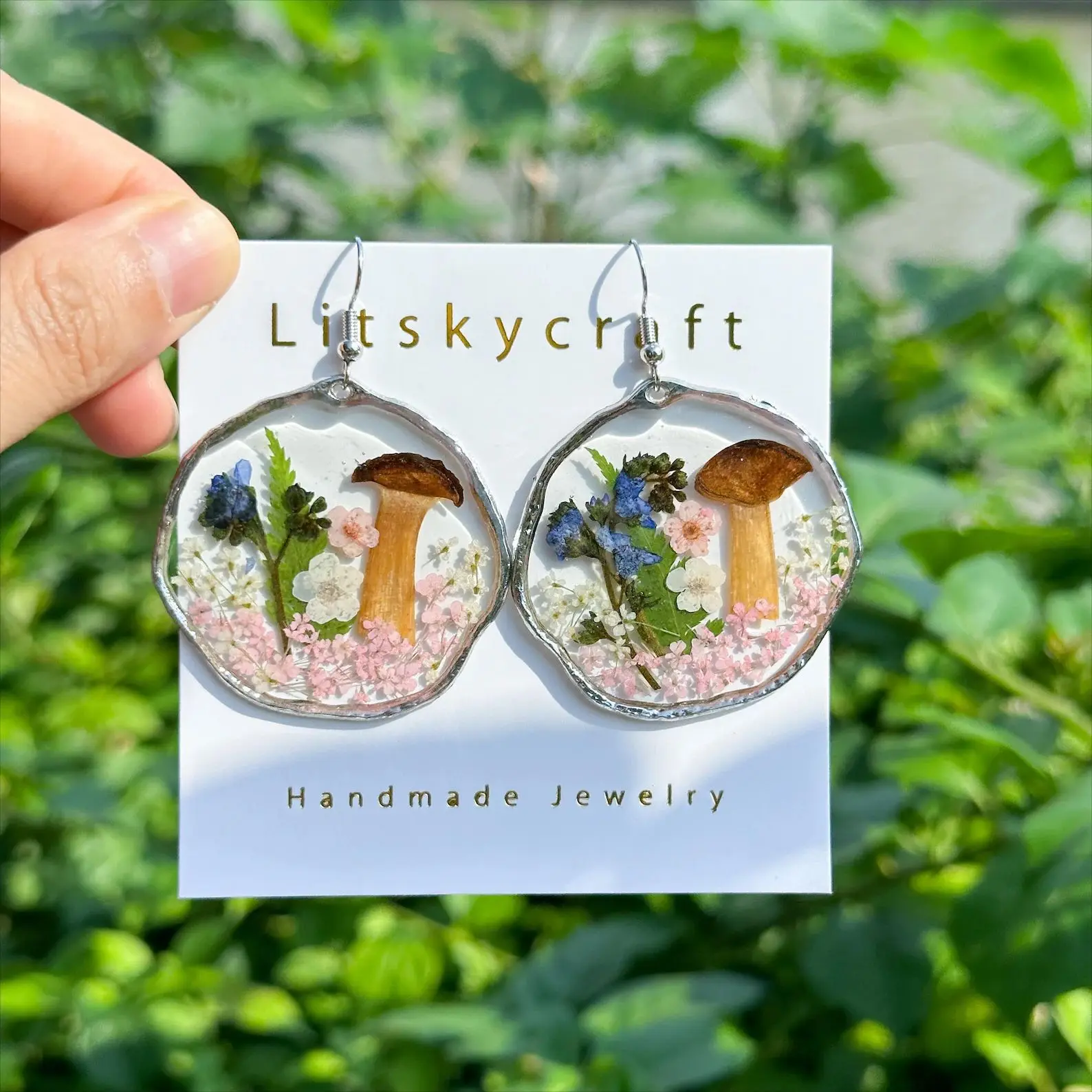 Unique Mushroom Earrings Handmaking Epoxy Resin Pressed Flower Earrings Wholesale Cute Plant Earrings With Dried Flower Jewelry
Unique Mushroom Earrings Handmaking Epoxy Resin Pressed Flower Earrings Wholesale Cute Plant Earrings With Dried Flower Jewelry