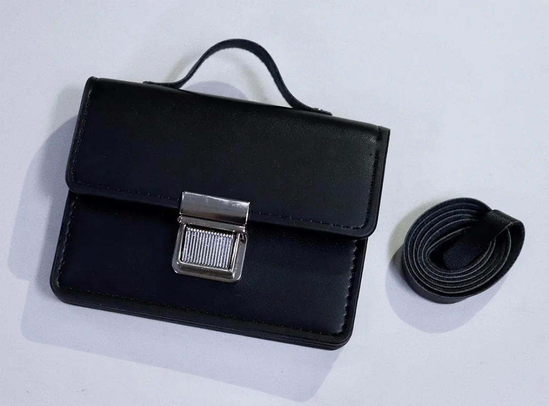 bjd Doll accessories fit into 1/3 Uncle 75 size black replica briefcase Retro leather bag
bjd Doll accessories fit into 1/3 Uncle 75 size black replica briefcase Retro leather bag
