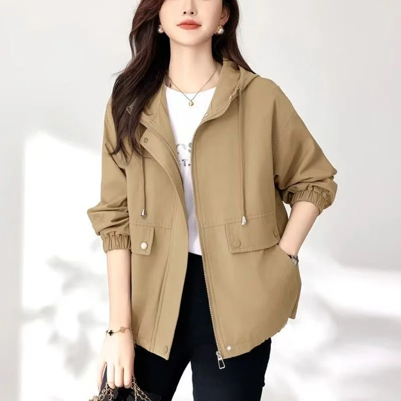 Модный женский плащ с капюшоном, весна-осень 202, новая мода, свободная короткая женская ветровка на молнии, повседневный женский топ 
Модный женский плащ с капюшоном, весна-осень 202, новая мода, свободная короткая женская ветровка на молнии, повседневный женский топ