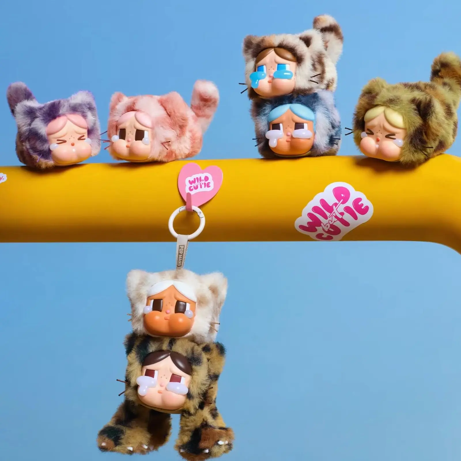 100% подлинный POP MART Crybaby Wild, но Cutie, виниловая плюшевая подвеска, глухая коробка, случайный коллекционный подарок (одна коробка) для фанатов
100% подлинный POP MART Crybaby Wild, но Cutie, виниловая плюшевая подвеска, глухая коробка, случайный коллекционный подарок (одна коробка) для фанатов