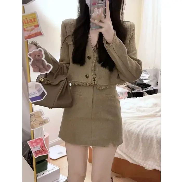 Two-Piece Set: Chic Style Trendy Tassel V-Neck Short Jacket + High-Waisted Slimming Skirt for Women Female Office Lady Hot Sale
Two-Piece Set: Chic Style Trendy Tassel V-Neck Short Jacket + High-Waisted Slimming Skirt for Women Female Office Lady Hot Sale