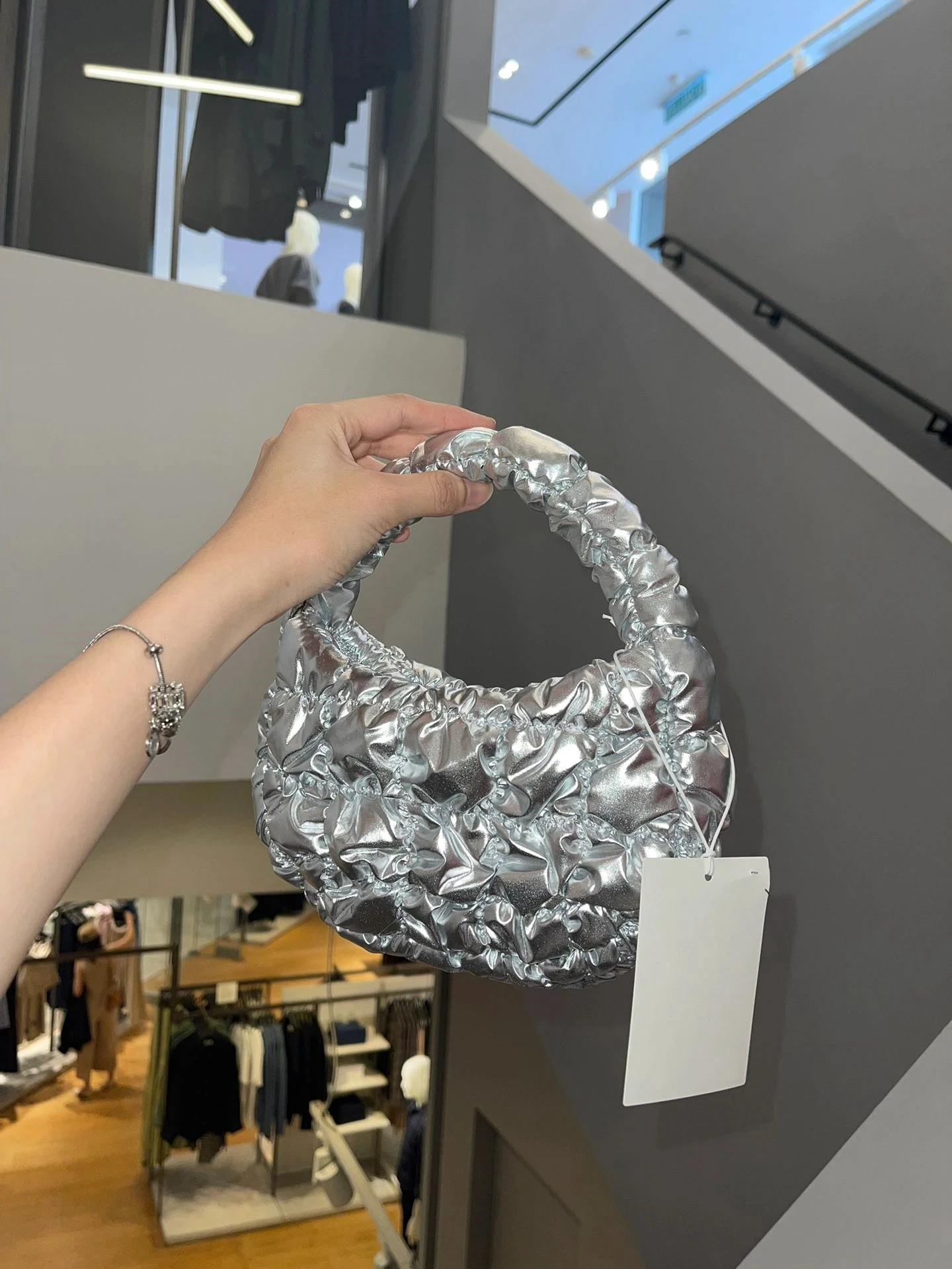 2025 New Cloud ape Handbag Silver Folded Tote Bag Faionable Versatile Cact Size Soft PU Leather Casual Handbag
2025 New Cloud ape Handbag Silver Folded Tote Bag Faionable Versatile Cact Size Soft PU Leather Casual Handbag