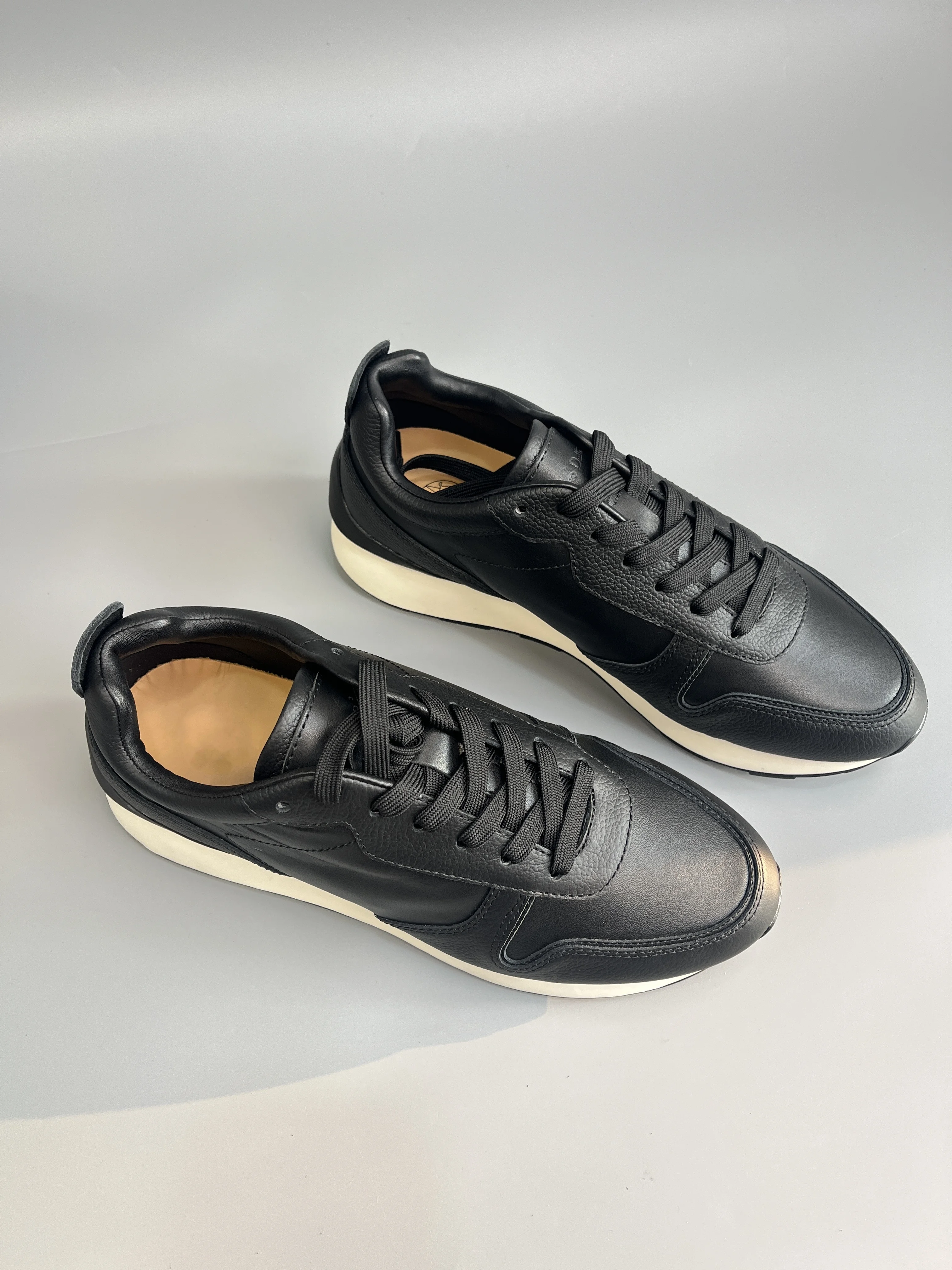 Мужская минималистичная спортивная обувь из натуральной кожи, повседневные кроссовки на толстой подошве со шнуровкой, удобная универсальная прогулочная обувь на весну
Мужская минималистичная спортивная обувь из натуральной кожи, повседневные кроссовки на толстой подошве со шнуровкой, удобная универсальная прогулочная обувь на весну